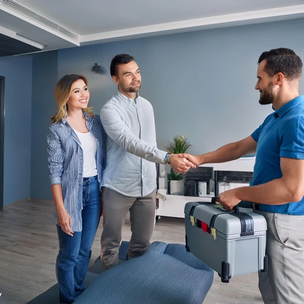 Ouvrier serrant la main à deux clients